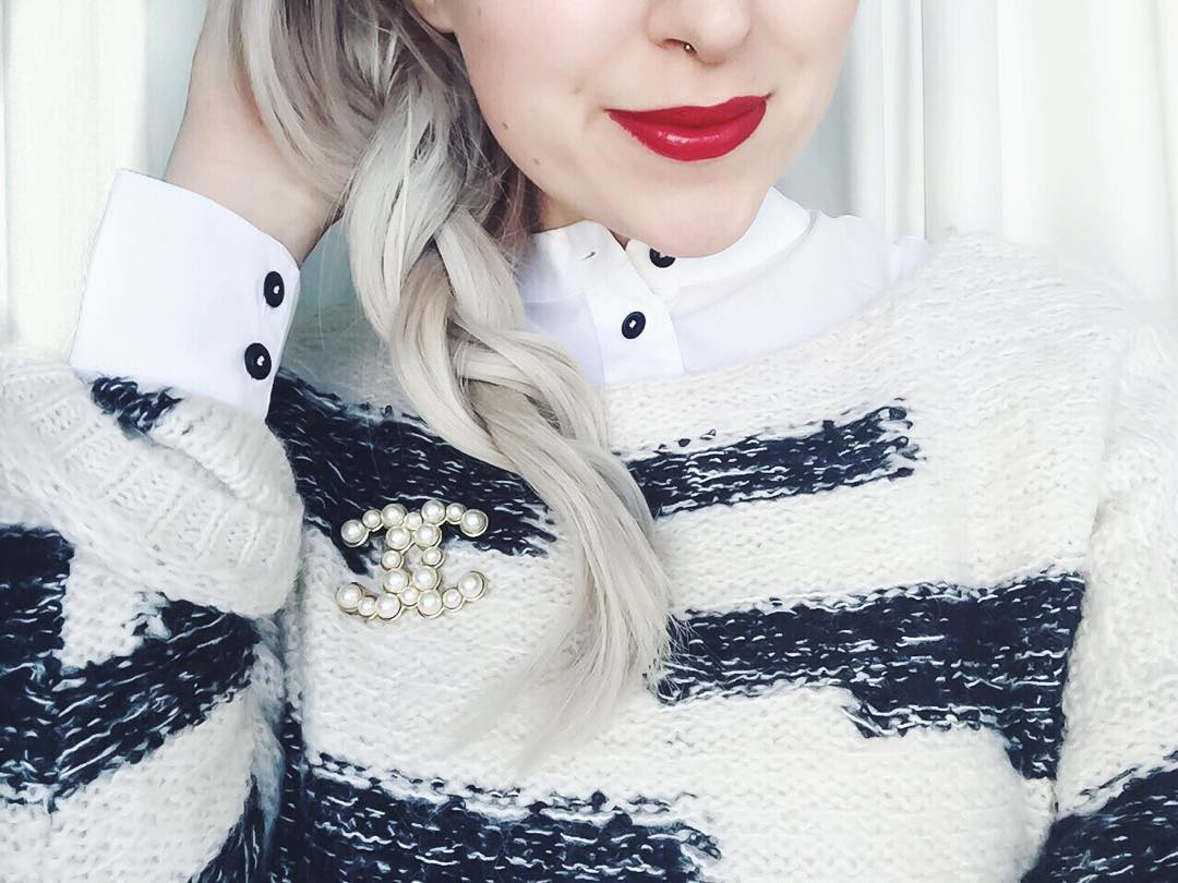 Good Morning #vienna ... Red lips, cosy sweater and a sunny Sunday ☕️ #germanblogger #zukkertour #travel #redlips #chanel