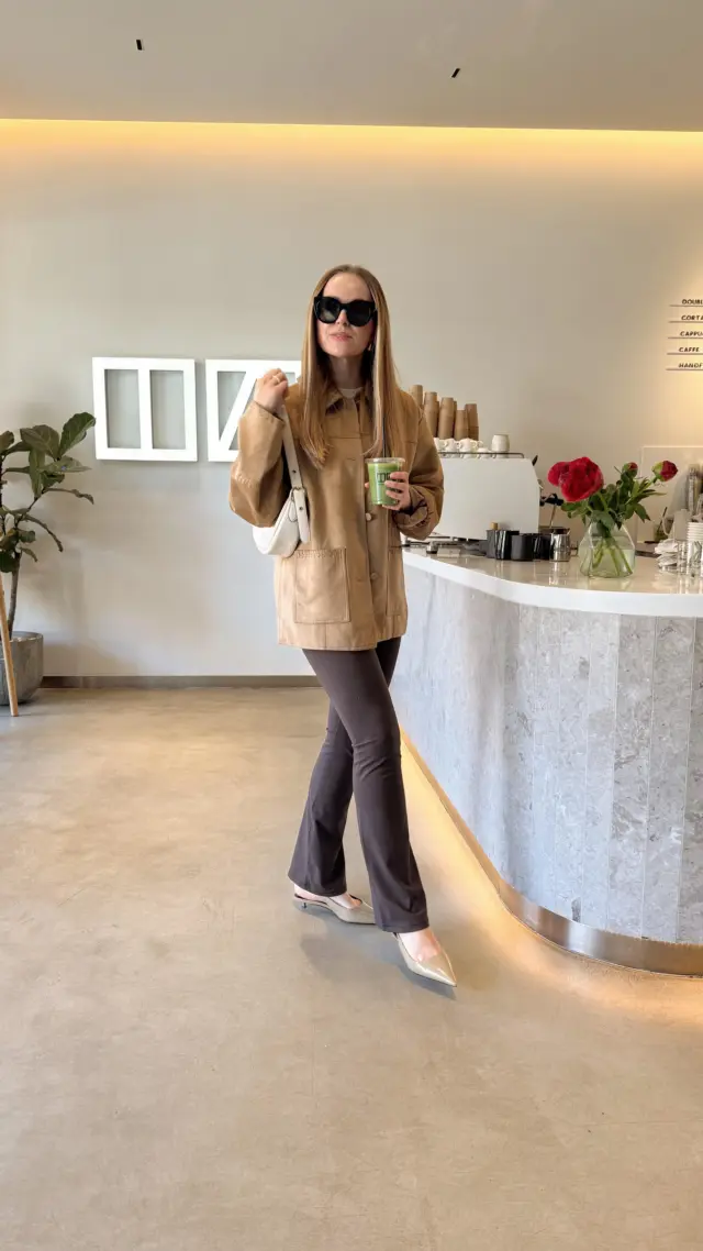 Thanks an alle Karens da draußen:
„Mit deinen Beinen würde ich diese Hose ja nicht tragen.“

Solche (und viele weitere) überflüssige Kommentare durfte ich mir im Laufe der Jahre anhören. Und ehrlich gesagt: Auch ich konnte mich lange Zeit nicht immer von diesen Gedanken befreien.

Von Kohlsuppendiäten bis zu Kleidung, die möglichst alles “wegzaubern” sollte, was andere angeblich störte – bin ich, wie viele andere Frauen, mit Brigitte-Diättipps, Bravo-Modeweisheiten und einer endlosen Liste von Go’s und No-Go’s aufgewachsen.
Das Resultat?
Jahrelange Unsicherheit über meinen eigenen Körper. Immer bedacht darauf, was andere denken könnten.

Heute sage ich: Bullshit.♥️
Ich mag meine Beine – und das richtig gerne.
Es hat lange gedauert, aber heute umso mehr.

#selflove #bodypositivity #selbstliebe