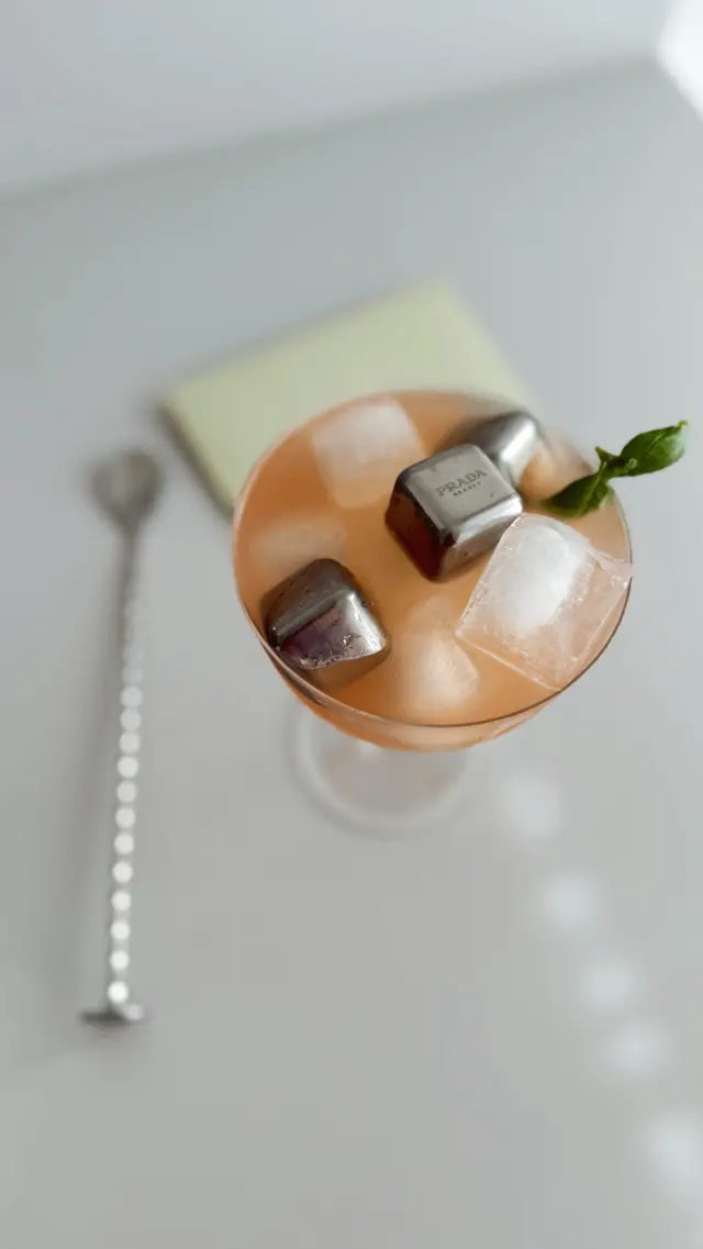 The taste of Rhubarbe 
Wenn der neue Duft von @pradabeauty zum Drink passt. 
Cheers. 

RHUBARB FIZZ
ZUTATEN
60 ml Rhabarbersirup
60 ml Grapefruitsaft
30 ml mediterranes Tonic Water
ZUBEREITUNG
1. Gib den Rhabarbersirup und den Grapefruitsaft in einen Shaker.
2. Schüttle die Mischung und gieße sie in ein niedriges Glas mit Eis.
3. Fülle das Getränk mit Tonic Water auf.

#pradabeauty #mocktail #asmr