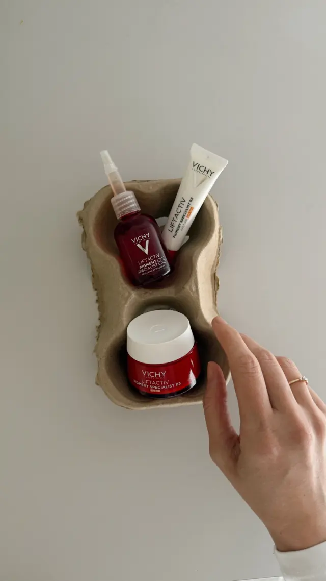 Anzeige/ Everyone talks about dots - 
ich will sie nur auf meiner Kleidung ausführen und nicht auf meinem Gesicht sehen. Pigmentflecken müssen nicht sein. Diese kleine, aber effektive @vichylaboratoires 
Routine ist seit einem Jahr mein Begleiter:

Step 1: Liftactiv Pigment Specialist B3 Serum
Step 2: Liftactiv Pigment Specialist B3 Augenpflege
Und die Tagescreme mit LSF 50 als Schutzschild obendrauf.
 
#SkinFirst #LiftactivRoutine #Pigmentpflege #MEvsDARKSPOTS #VichySkincare #Skincare