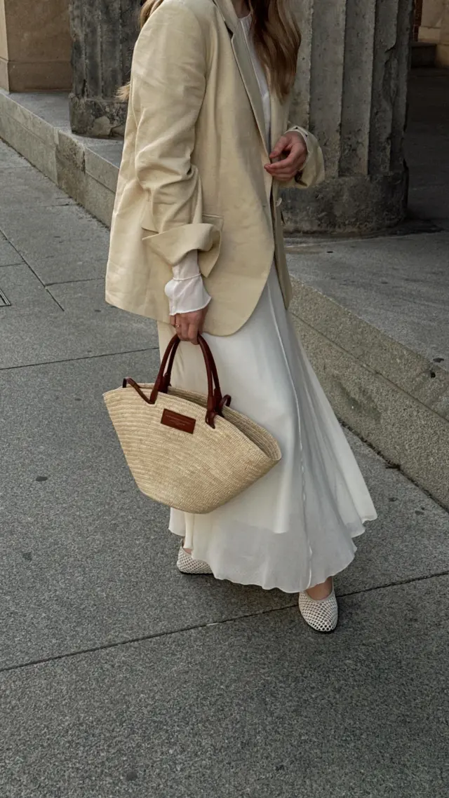 Dress meets Blazer 💐
ButterYellow Farbe, ein Hauch von Transparenz, oversized Blazer & die perfekte Summer Bag – quasi ein Trend-Bingo auf zwei Beinen. You’re welcome 💛 

#styleaddict #streetstyle #butteryellow #summertrends