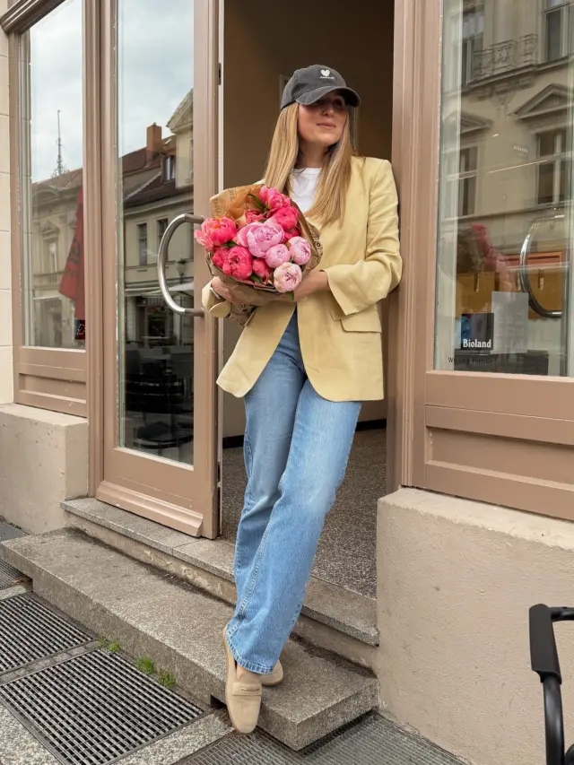 Anzeige / Coffee in hand, style on my feet.
Ich war in meinen neuen Loafern von @florisvanbommel  unterwegs – perfekter Fit super bequem. Die Beste Kombi! 

#FlorisVanBommel #ZeitlosSchön #EverydayStyle 
#florisvanbommel_women #florisvanbommelde
@florisvanbommel_women @florisvanbommelde