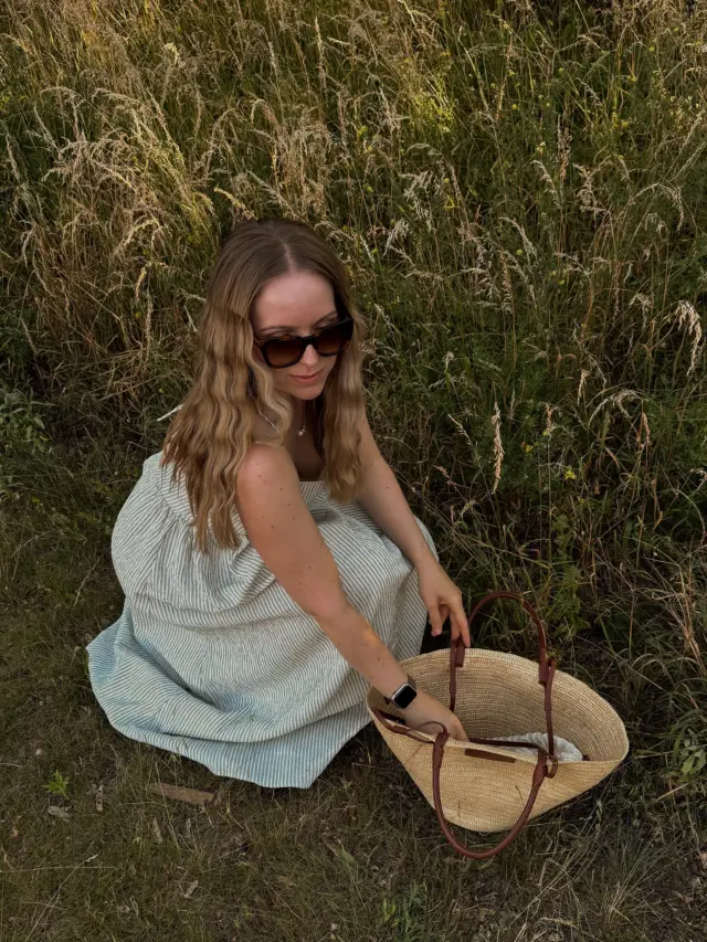 It’s okay to slow down.
Ich bin zu oft gefangen in der „Du musst das doch schaffen“-Schiene.
Zu oft will ich mehr, als ich sollte – und nehme mir zu wenig Zeit, um loszulassen und zu genießen.

Nicht, weil ich nicht die Möglichkeiten habe – nein, schlichtweg weil ich glaube, ich muss dranbleiben.
Als würde ich verschwinden, wenn ich mal langsam mache.

Aber langsam lerne ich:
Ich verschwinde nicht in der Ruhe.
Ich verliere mich nicht, wenn ich loslasse.
Ich finde mich – ganz leise, ohne Leistung.

Und das darf reichen. ♥️
Achtet auf euch – das ist eure Aufgabe.

#selfcare #clamdown #relaxing #selfcare